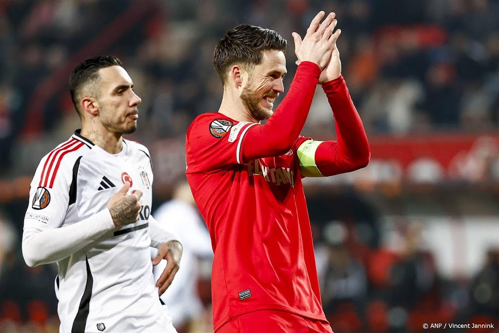 Aanvaller Van Wolfswinkel (36) nog een seizoen bij FC Twente