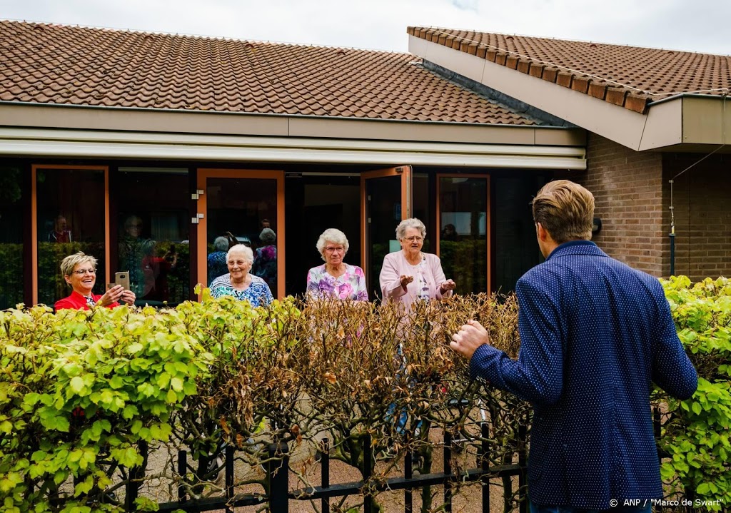 De Jonge wil vanaf 11 mei proef met bezoek aan verpleeghuizen