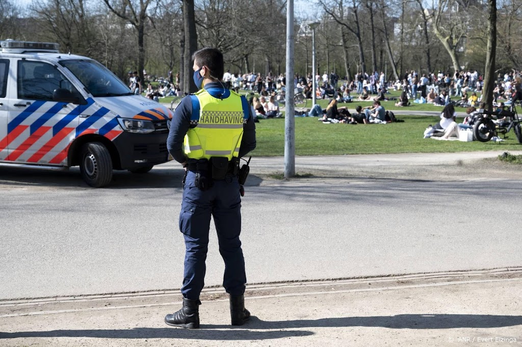 Politie grijpt in in Vondelpark, mensen rennen naar uitgangen