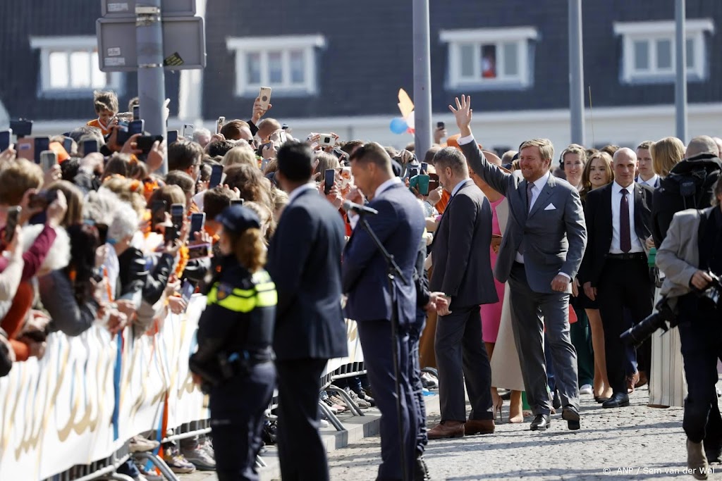 Koning krijgt verjaardagshanden en -boksen van Maastrichtenaren