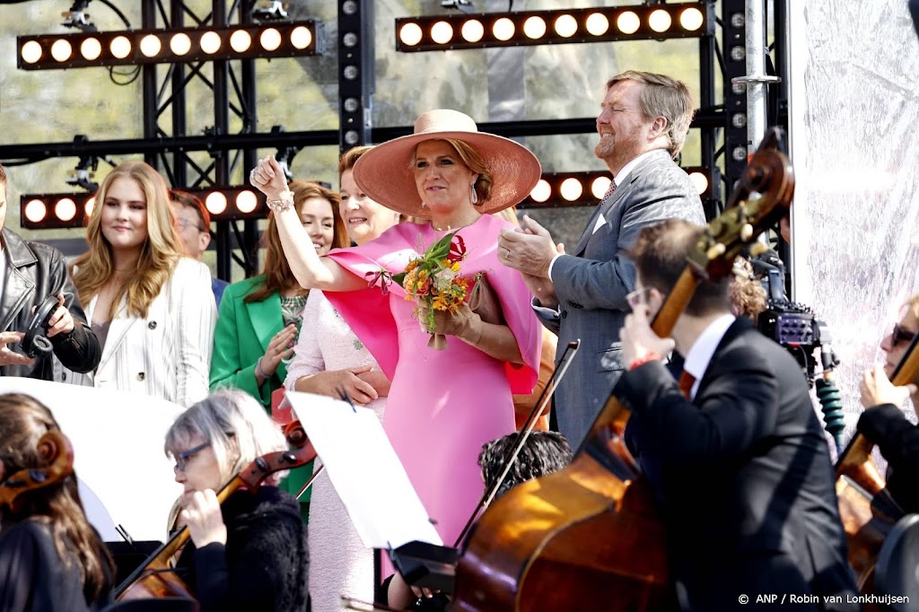 Prinses Amalia helpt Lucas & Steve bij dj-set