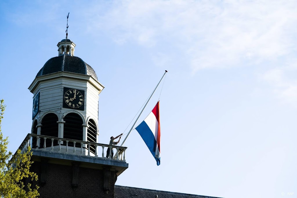 Kleine demonstratie Republikeinen langs route koning
