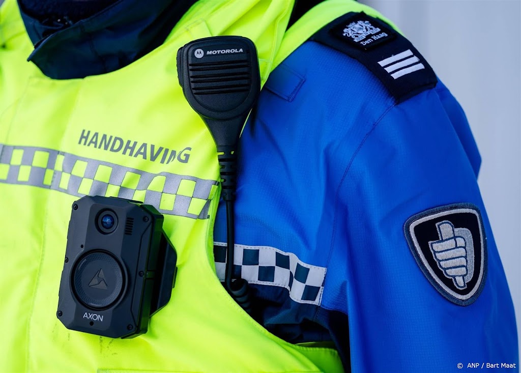 Man bijt boa in gezicht in Breda