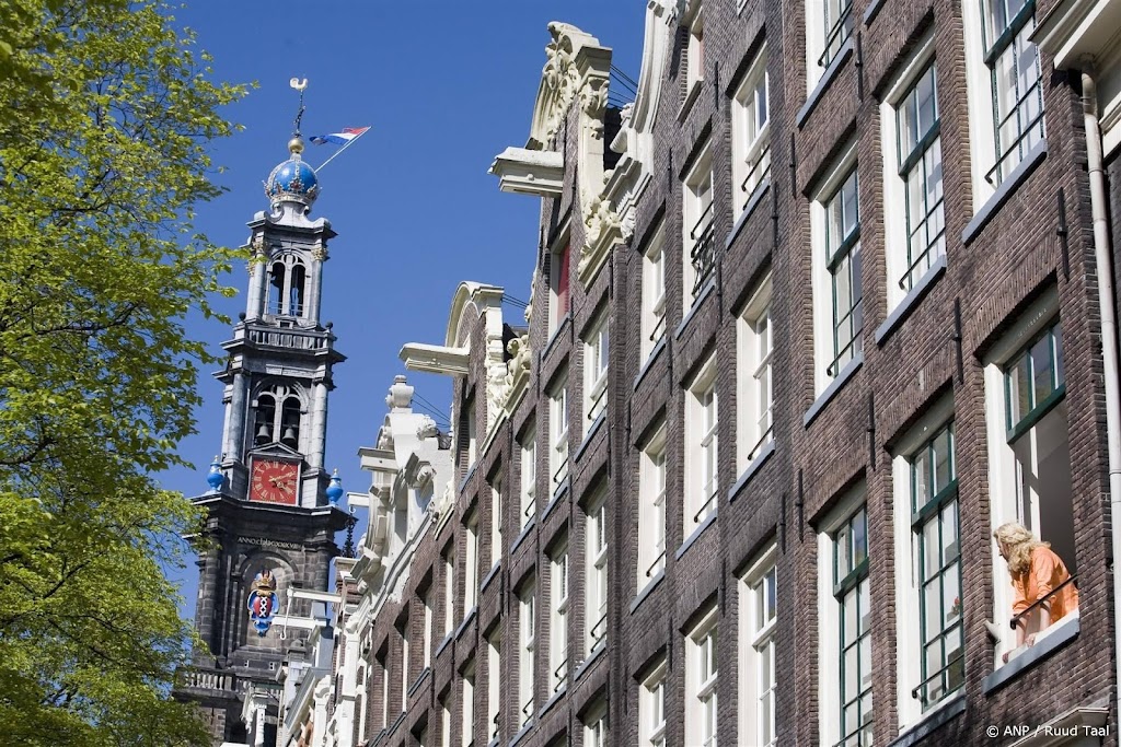 Man raakt gewond na val van steiger Westertoren Amsterdam