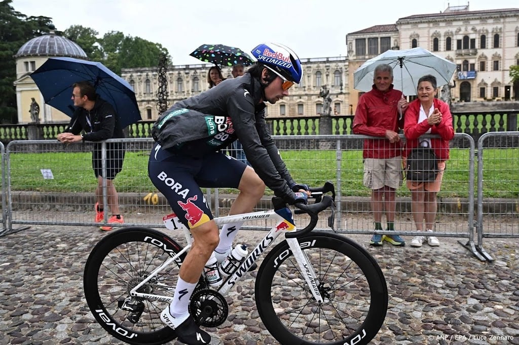 Sloveense oud-winnaar Roglic stapt af in Giro d'Italia