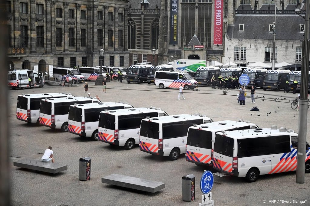 Vooral politiebusjes en kleine plukjes demonstranten op de Dam