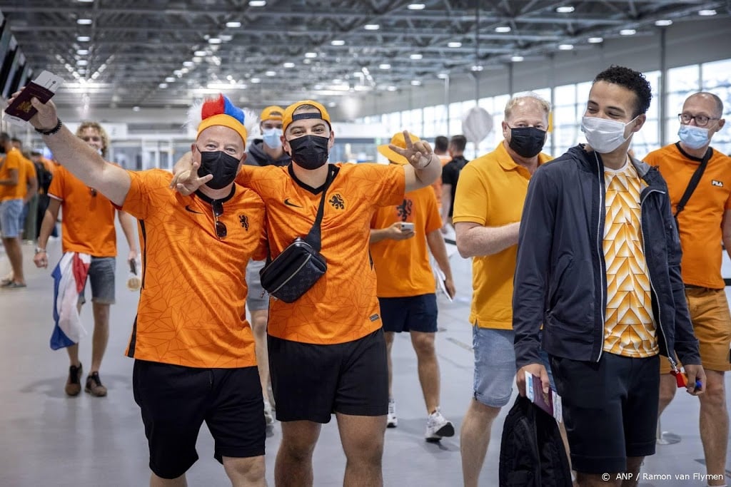 Fanzone in warm Boedapest stroomt langzaam vol met Oranjefans