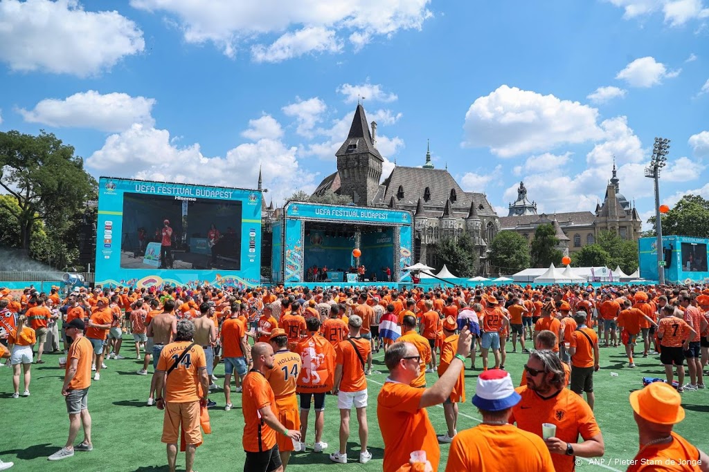 Duizenden Oranjesupporters vieren feest in fanzone Boedapest