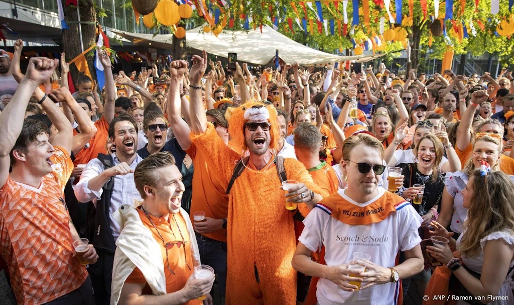 Oranjefans gaan als vanouds los in Amsterdam