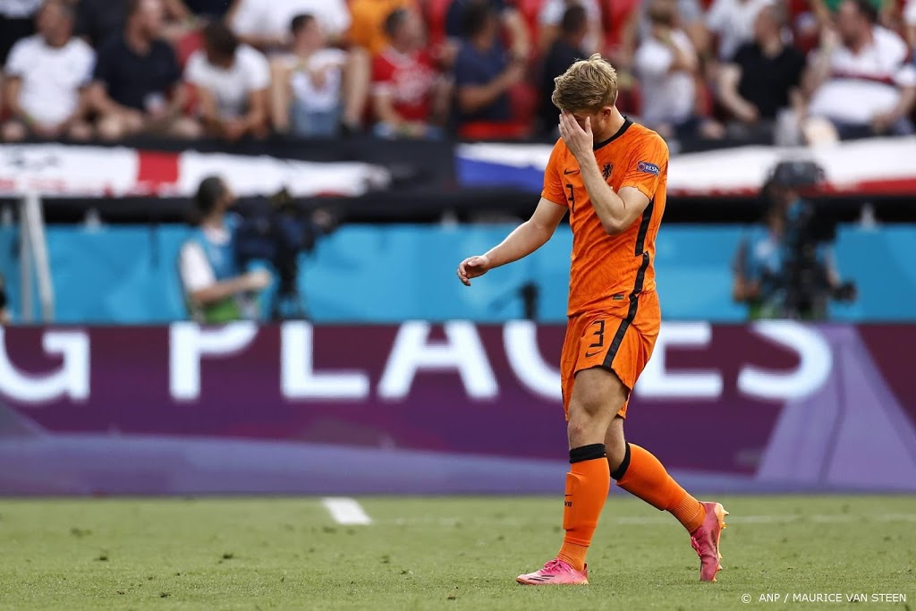 Oranje tegen Tsjechië verder met 10 man na rode kaart De Ligt