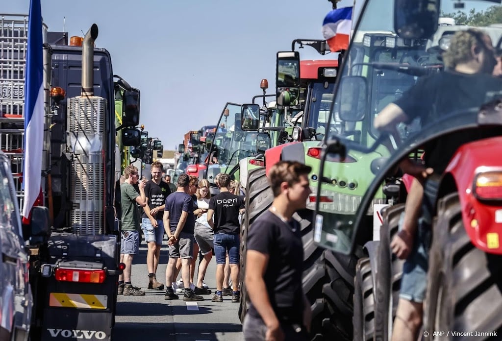 Boeren blokkeren A67 in Brabant met tientallen trekkers