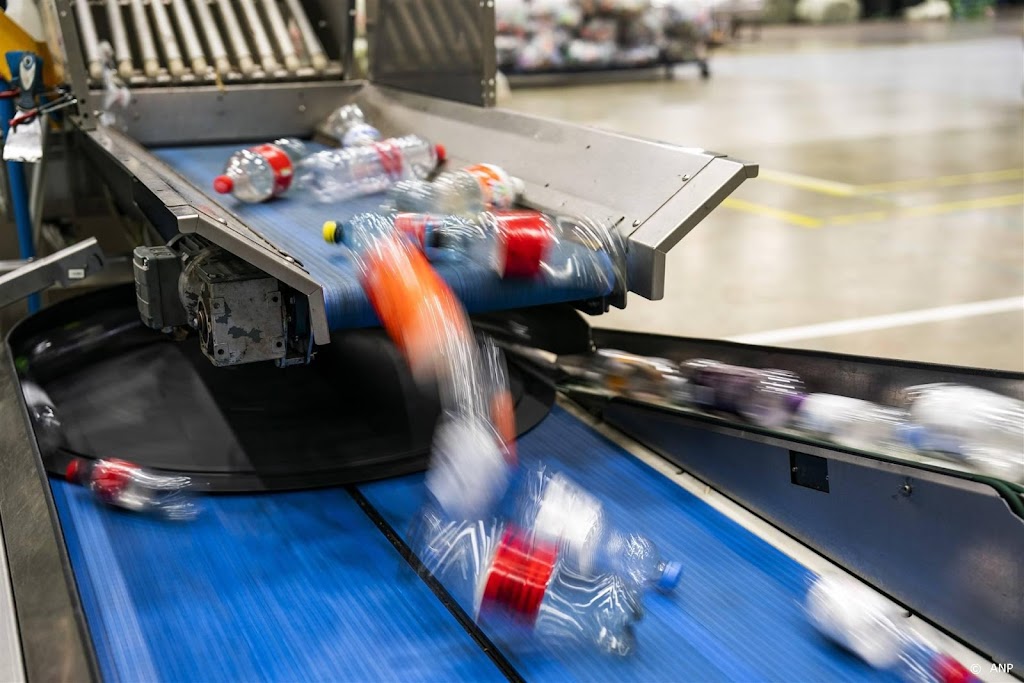 Deel winkels op Schiphol stopt met verkopen plastic waterflesjes