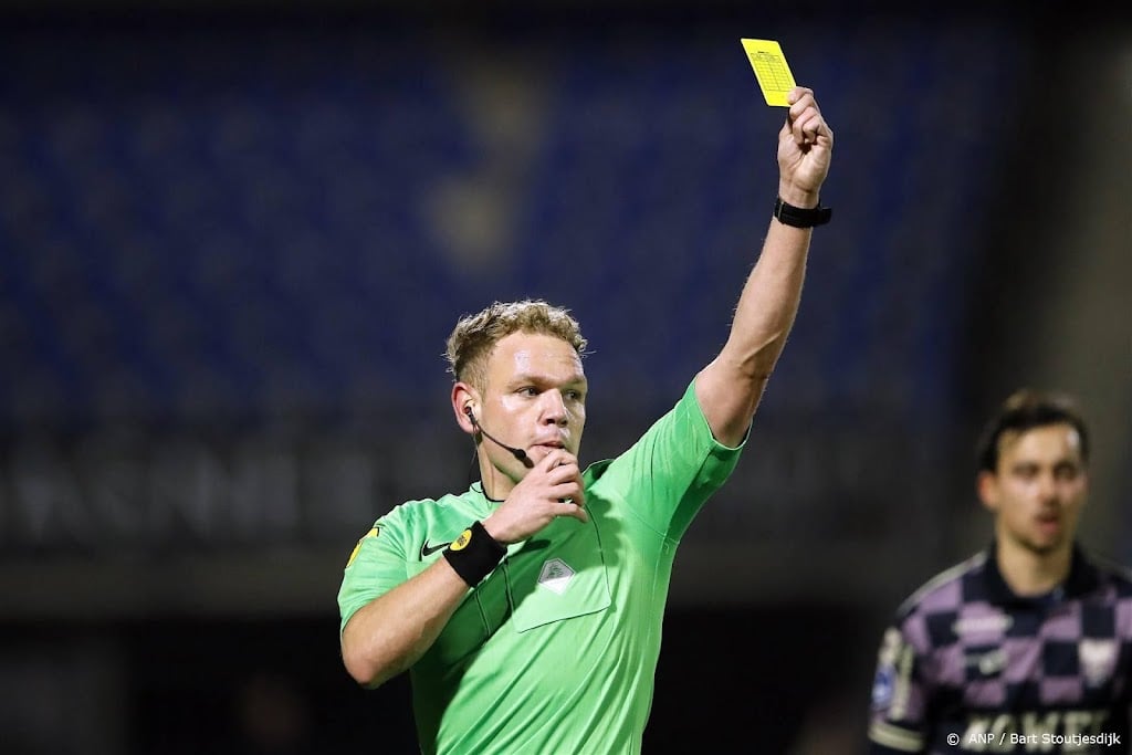 Sneller geel voor voetballers en trainers bij onsportief gedrag