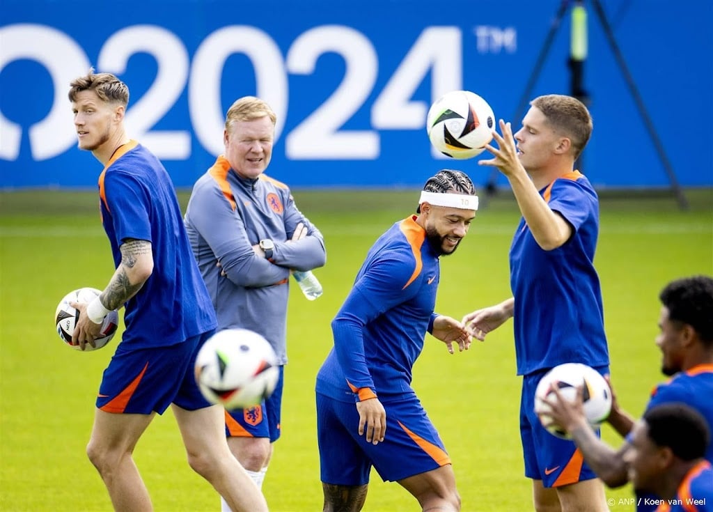 Spelers Oranje zoeken op rustdag verkoeling in zwembad