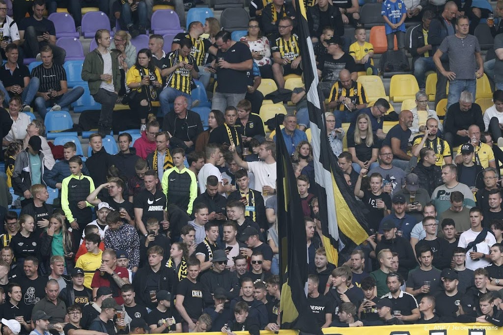 KNVB: clubs in betaald voetbal passen staantribunes aan