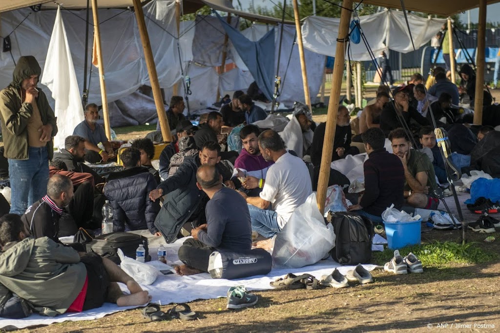 Ongeveer 300 mensen slapen zaterdagnacht buiten in Ter Apel