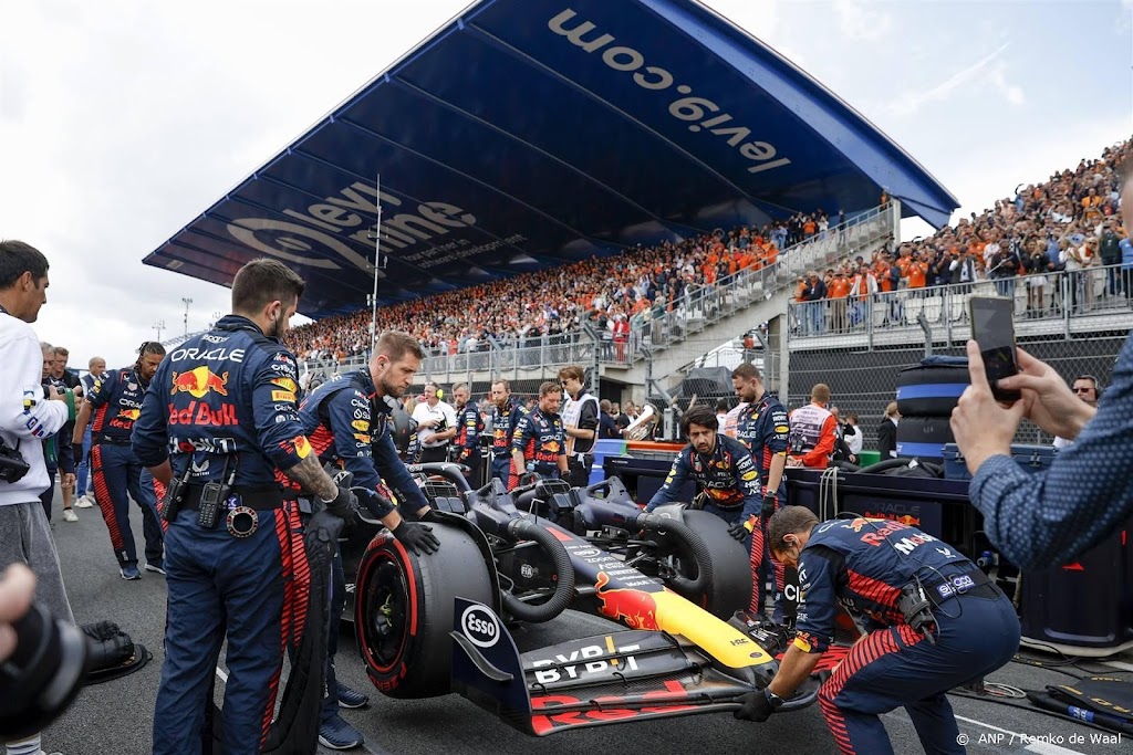 Snelle bandenwissel Verstappen na regen bij start in Zandvoort