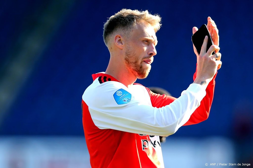 Jørgensen haakt vlak voor de aftrap af bij Feyenoord