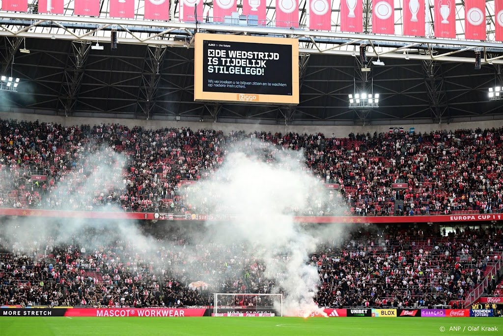 Ajax en Feyenoord spelen zonder fans gestaakt duel uit