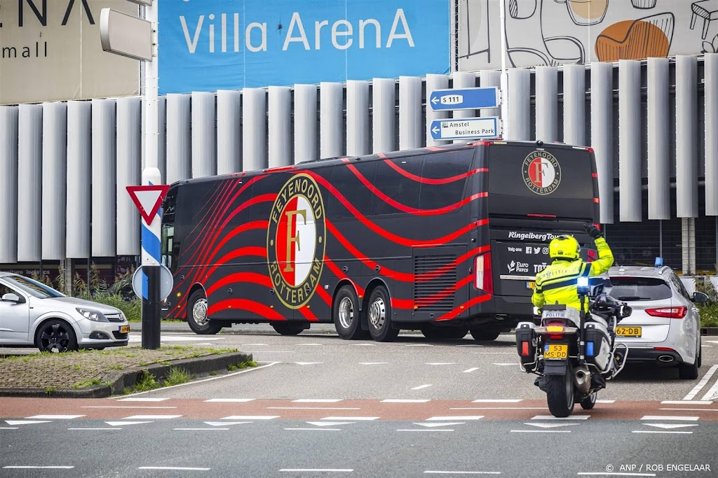 Spelersbus Feyenoord onder politiebegeleiding ArenA binnengereden