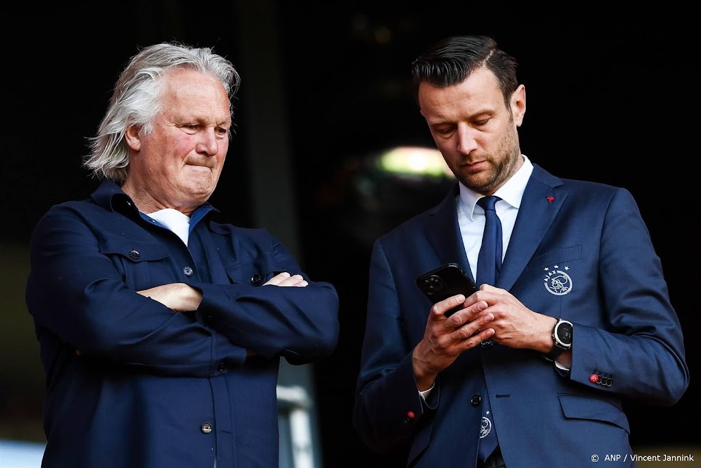 Voorzitter Eringa van rvc Ajax treedt per direct af