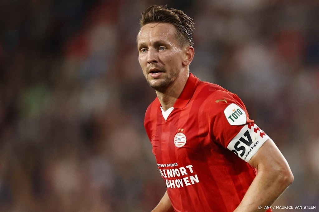 De Jong leidt PSV naar zesde zege op rij en is Huntelaar voorbij