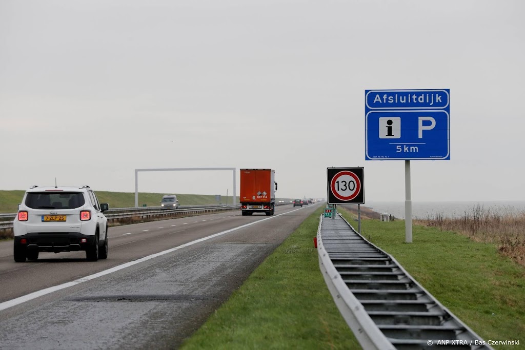 Afsluitdijk richting Friesland dicht na ongeval