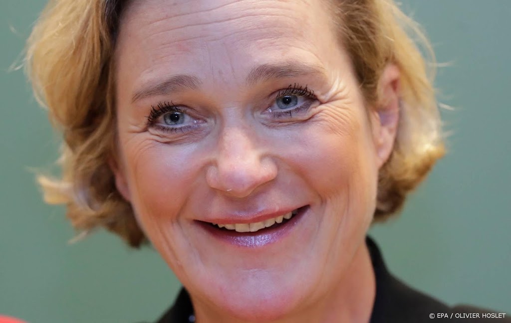 Koning Albert ontvangt buitenechtelijke dochter Delphine thuis