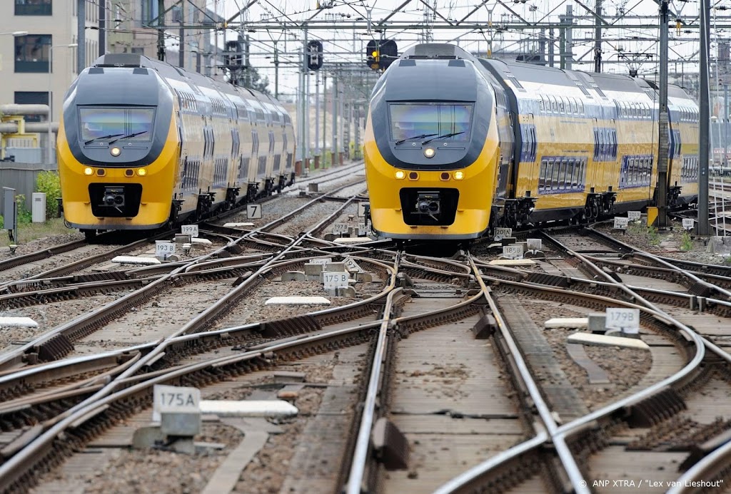 Reizigers al ruim drie uur vast in trein