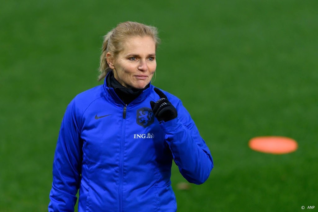 Bondscoach Wiegman ontbreekt op de bank bij voetbalsters Oranje