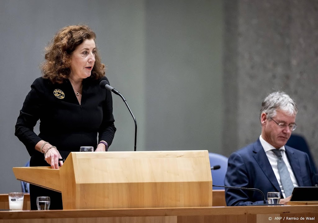 Van Engelshoven biedt excuses aan voor oude transgenderwet