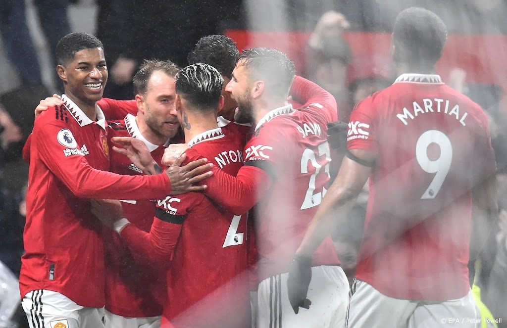 Manchester wint met basisspeler Malacia en invaller Van de Beek