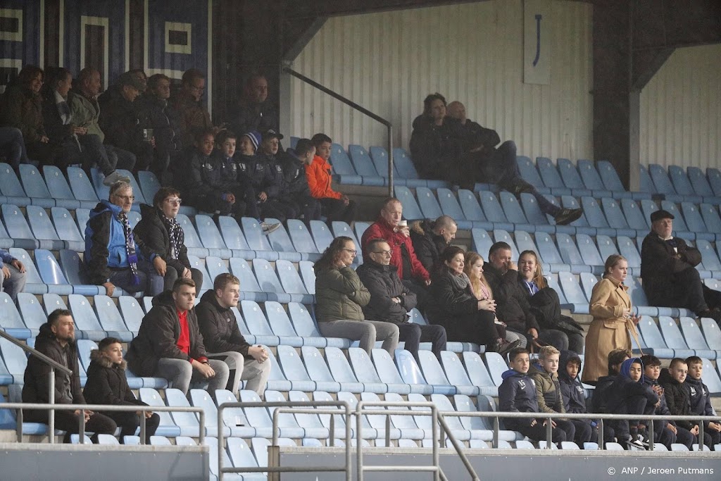 Voetbalclubs hopen met oproepen de 1,5 meter afstand te bewaren