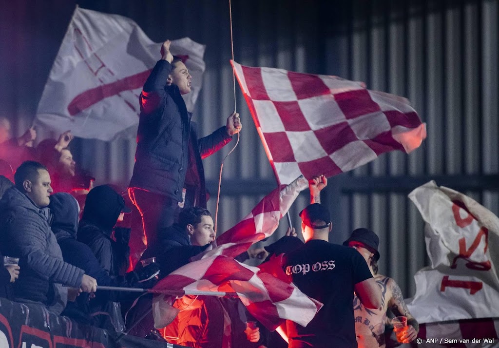 Tientallen fans TOP Oss negeren regel van 1,5 meter afstand