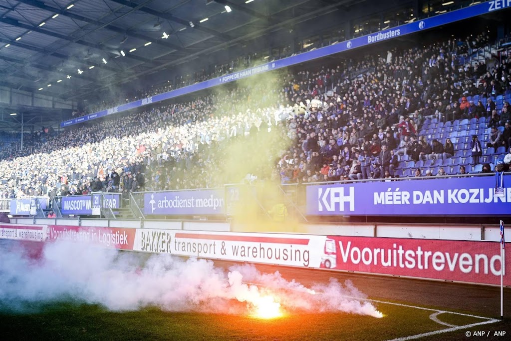 Heerenveen - AZ stilgelegd na vuurwerk op het veld