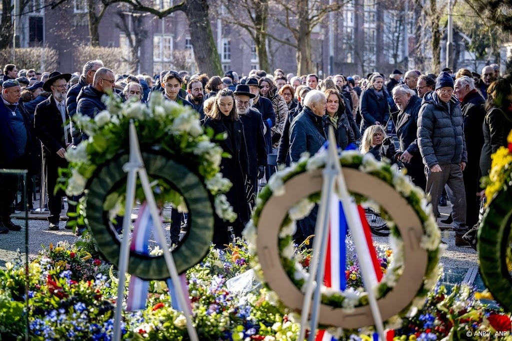 Honderden mensen bijeen voor herdenking Holocaust in Amsterdam