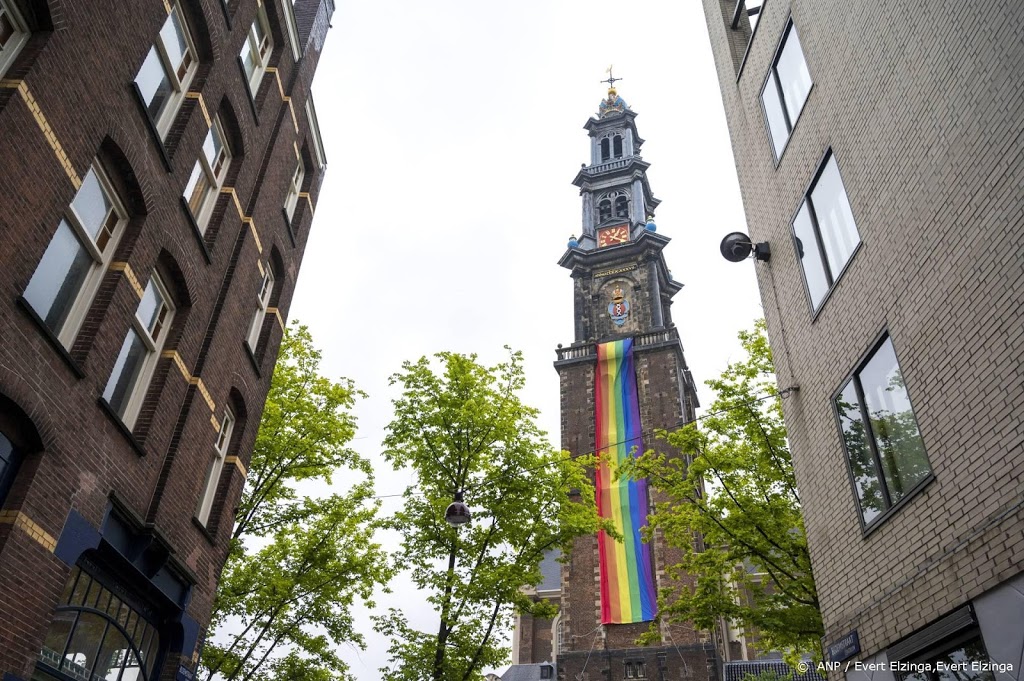 Vlaggen gaan uit in Amsterdam voor 20 jaar regenbooghuwelijk