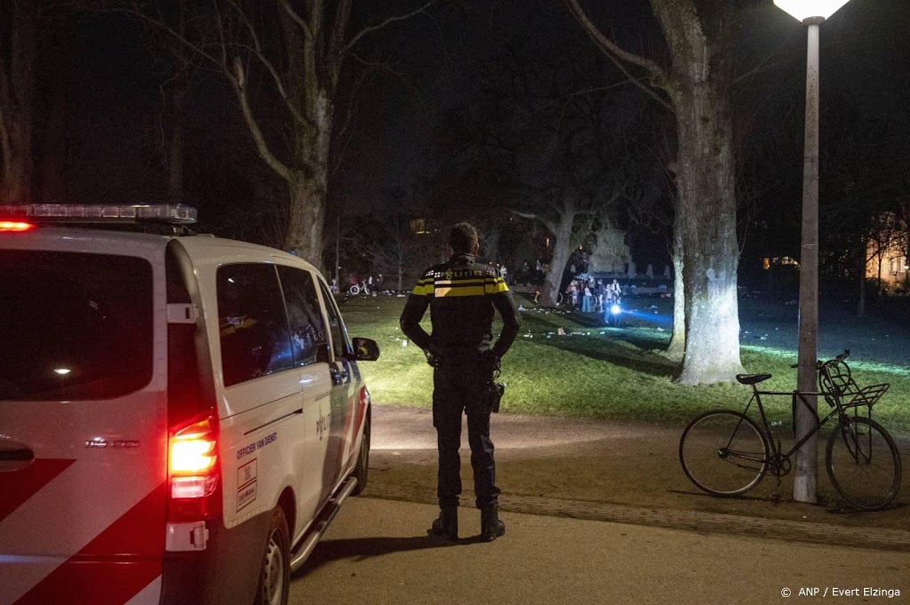 Politie Den Bosch betrapt zestig feestvierders in tent op straat