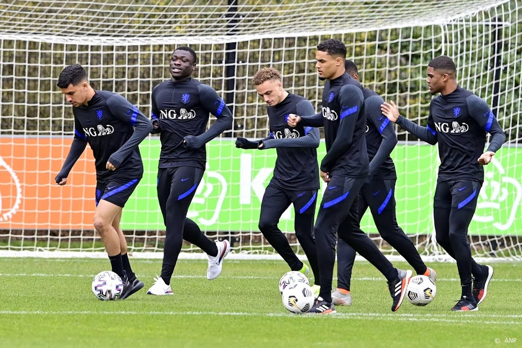 Lang verlaat trainingskamp Jong Oranje met bovenbeenblessure