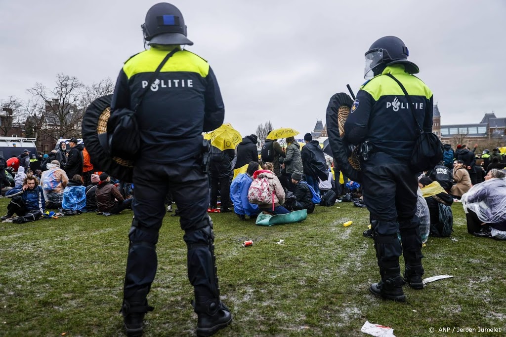 Politie zet waterkanon in tegen demonstranten Museumplein