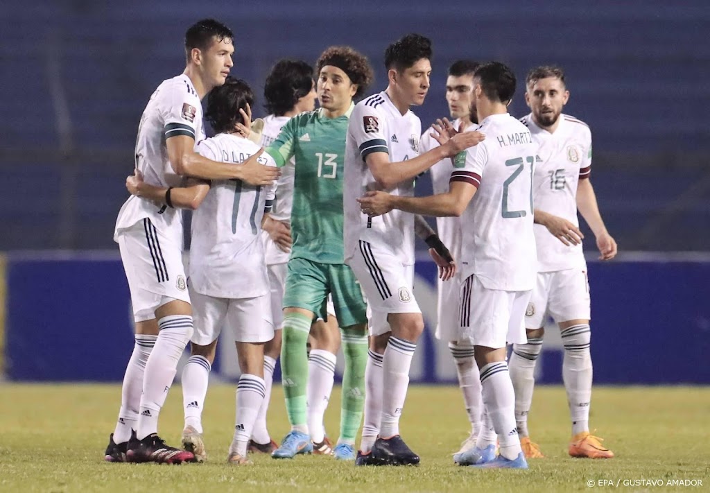 Ajacied Álvarez brengt Mexico met goal dicht bij WK