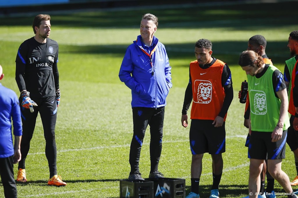 Oranje traint dag voor duel met Duitsland met complete groep