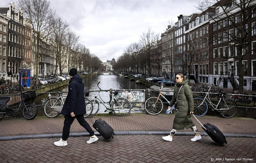 Gemeente Amsterdam wil af van overlast toeristen: 'Stay Away'