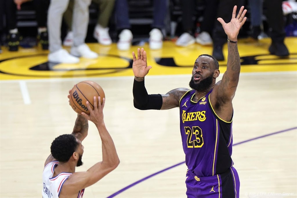 LeBron James keert met 'triple-double' terug bij winnende Lakers