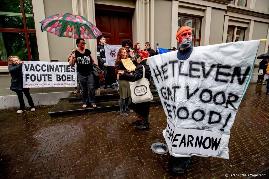 Korte demonstratie 'voor de vrijheid' bij het Binnenhof