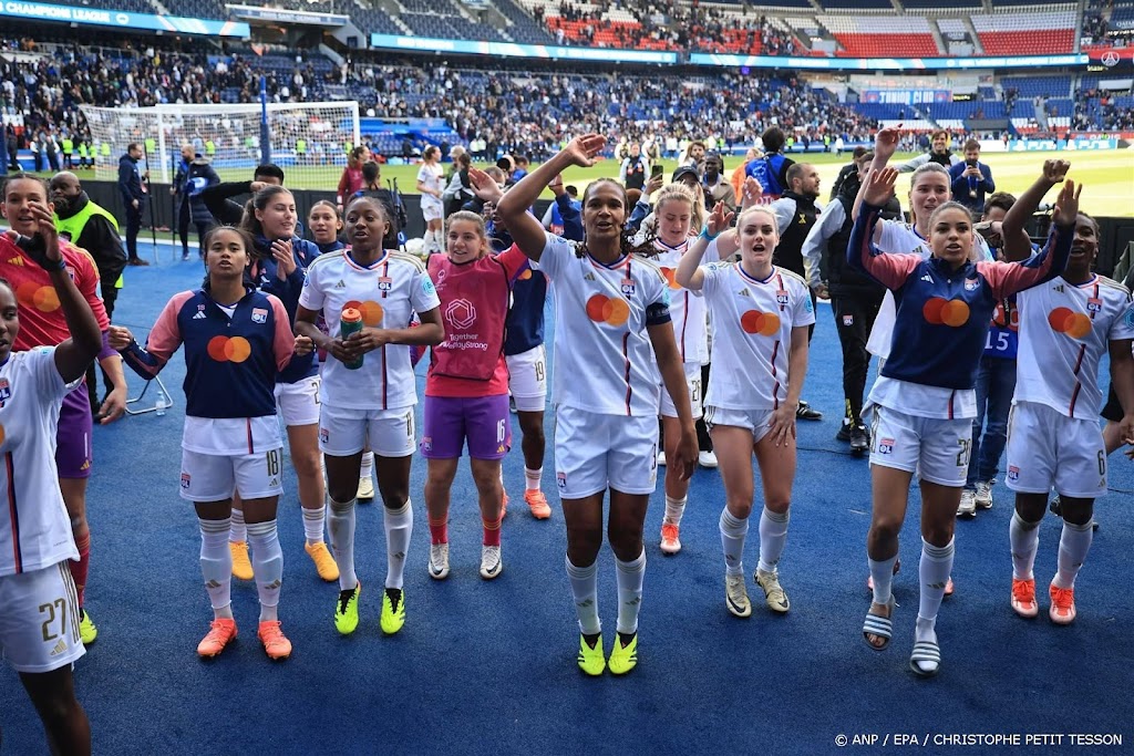 Voetbalsters Van de Donk en Egurrola met Lyon weer naar CL-finale
