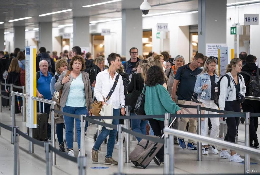 Schiphol: druk maar behapbaar, kom ook niet te vroeg