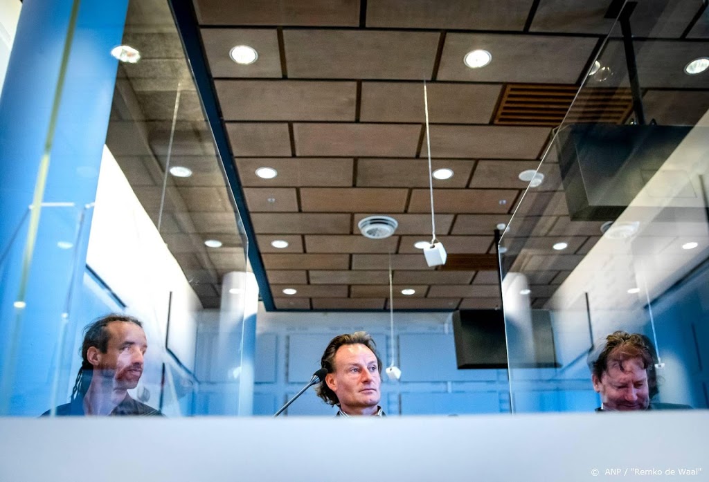 Rechtbanken door actievoerders beplakt met bananen