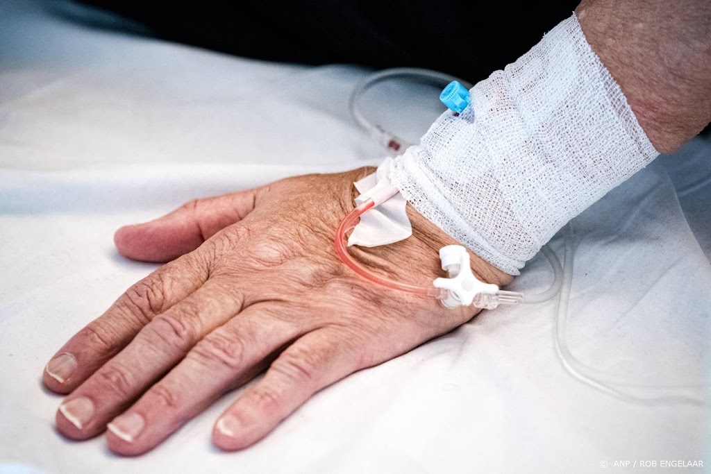Aantal coronapatiënten in het ziekenhuis daalt langzaam verder