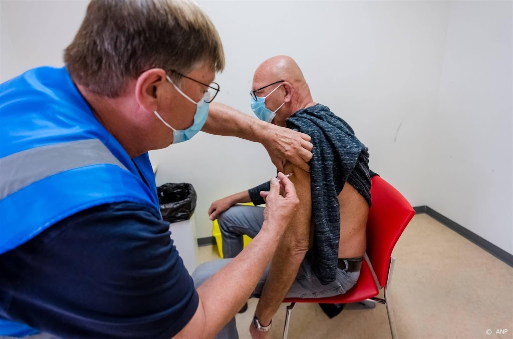 Advies: geef 60-plusser, zorgwerker en zieke elk najaar coronaprik